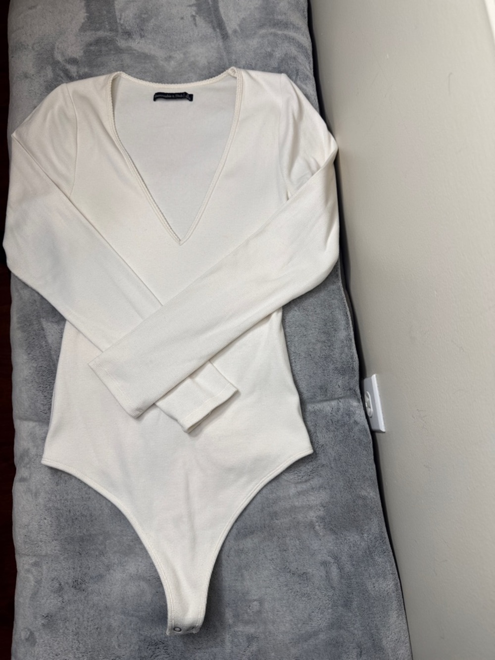 Abercrombie & Fitch Cream V-Neck Ribbed Bodysuit - Size M